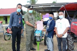 Seiring Visi Misi Meningkatkan Kesejahteraan Petani, Bupati Sijunjung Serahkan Bantuan Alsintan Kepada 19 Kelompok Tani
