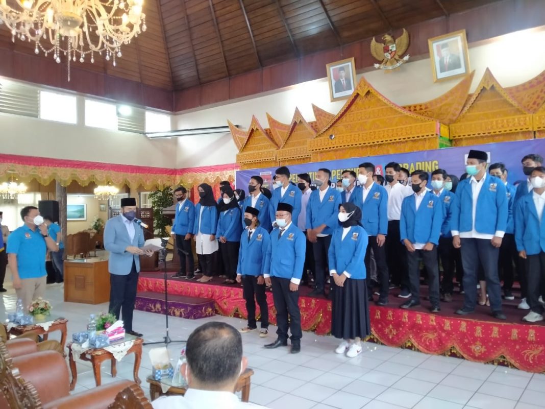 Fadly Amran Lantik Pengurus DPD KNPI Bukittinggi