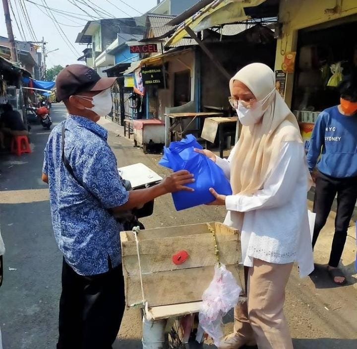 Ketua Bidang Keanggotaan DPP Gerindra Oktasari Sabil Berbagi Beras di Wilayah DKI Jakarta