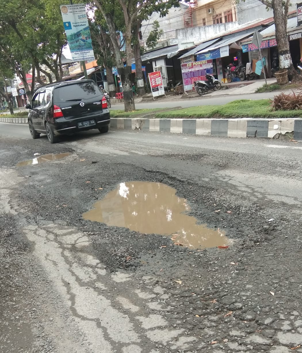 Jalan Proklamasi, Perniagaan, HM Arief  Stabat Langkat Rusak dan Berlubang