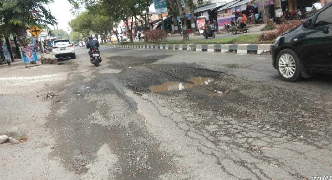 Jalan Proklamasi Stabat Berlubang