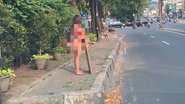 Provokasi PPKM Dengan Bugil Dijalan