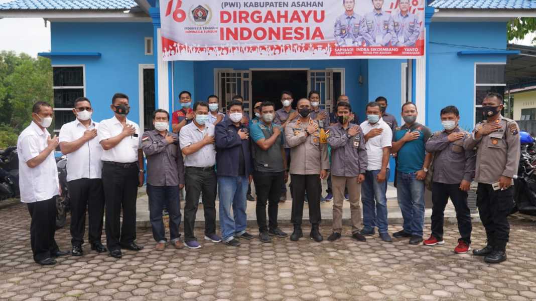 Kunjungi Kantor PWI, Kapolres Asahan Bersilaturahmi dan Tanam Pohon Sebagai 'Tanda Ingat Silaturahmi'