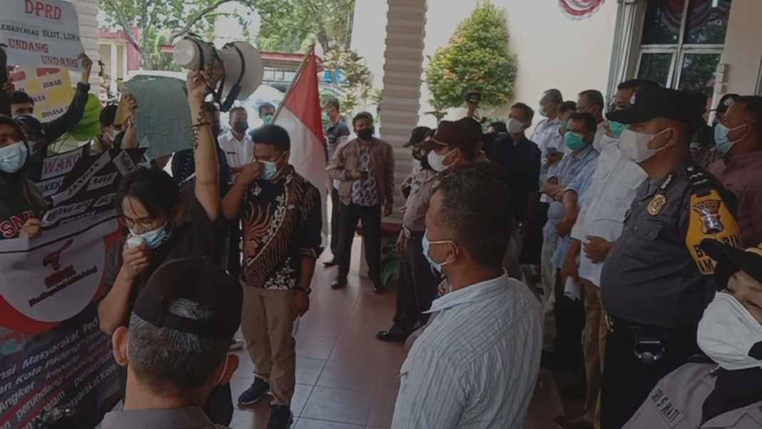 Pemecatan Sekda Dinilai Langgar Administrasi