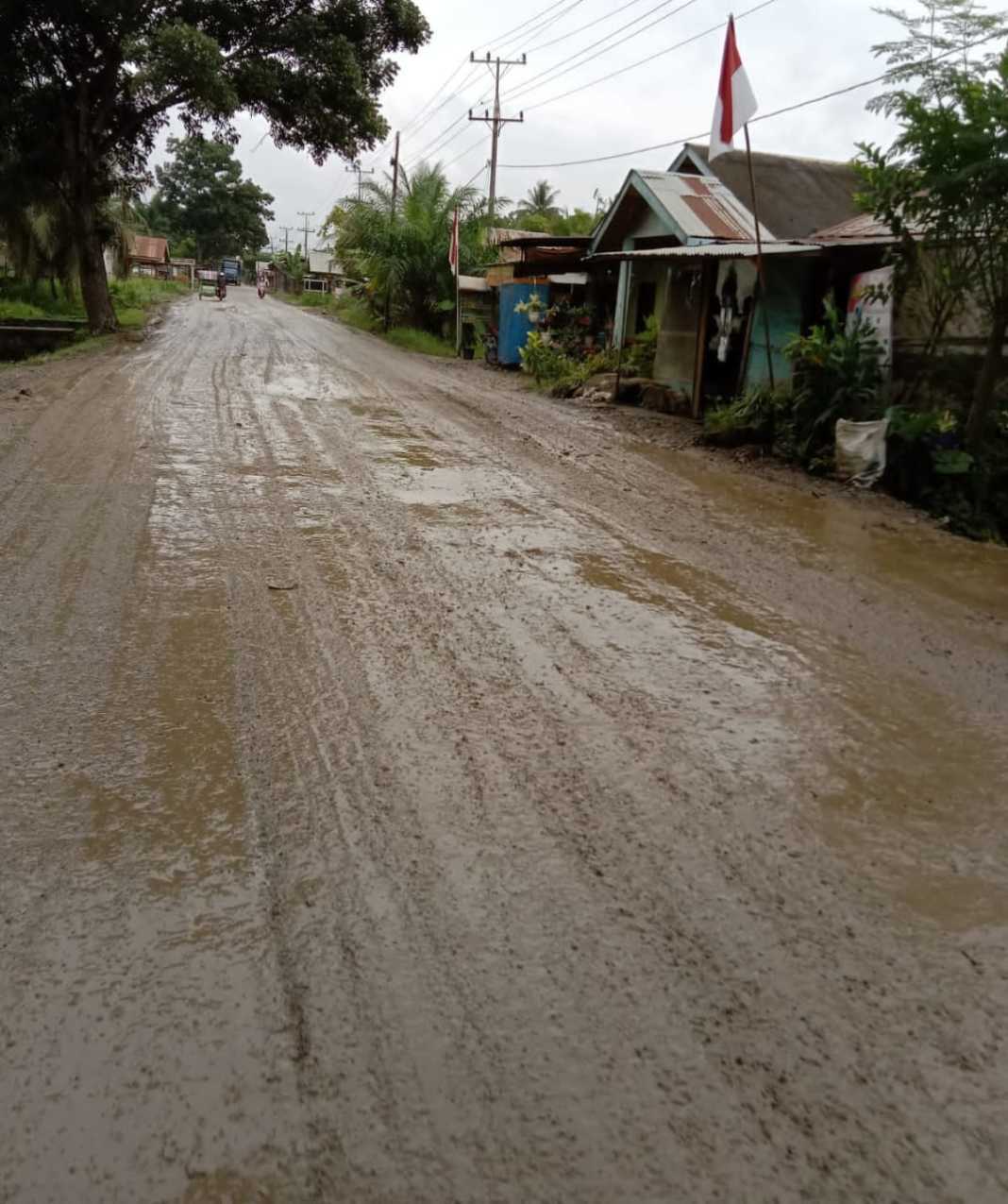 Jalan Menuju Kampung Besilam Babussalam Rusak