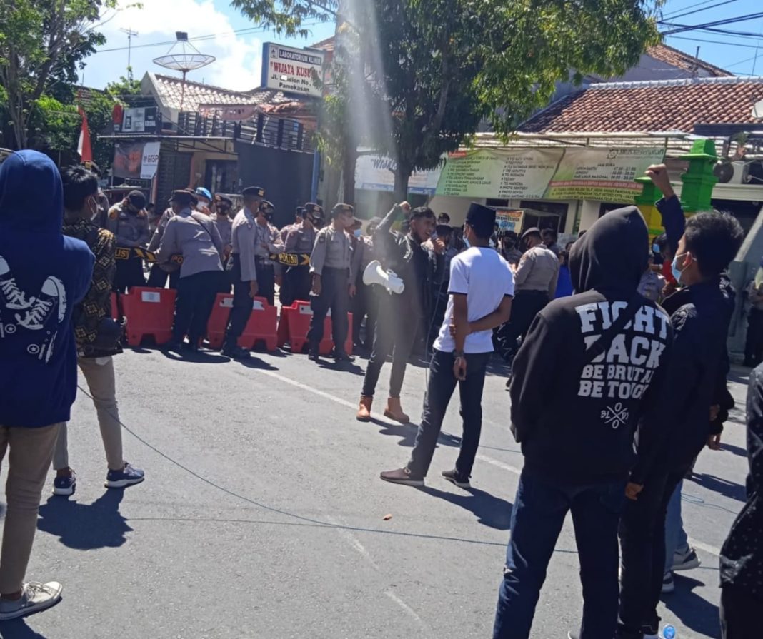 Massa Aksi IAIN Madura