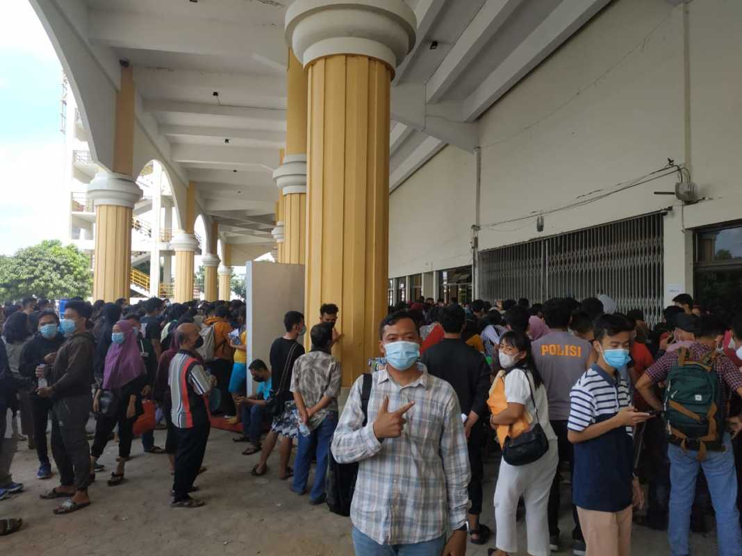 Vaksinasi di Medan Timbulkan Kerumunan