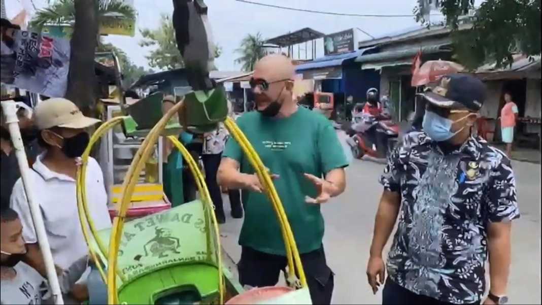 Aksi Pria Borong Jajanan PKL