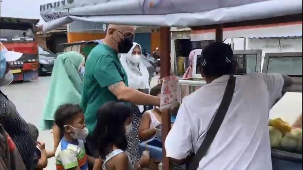 Aksi Pria Borong Jajanan PKL