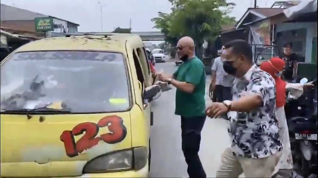 Aksi Pria Borong Jajanan PKL