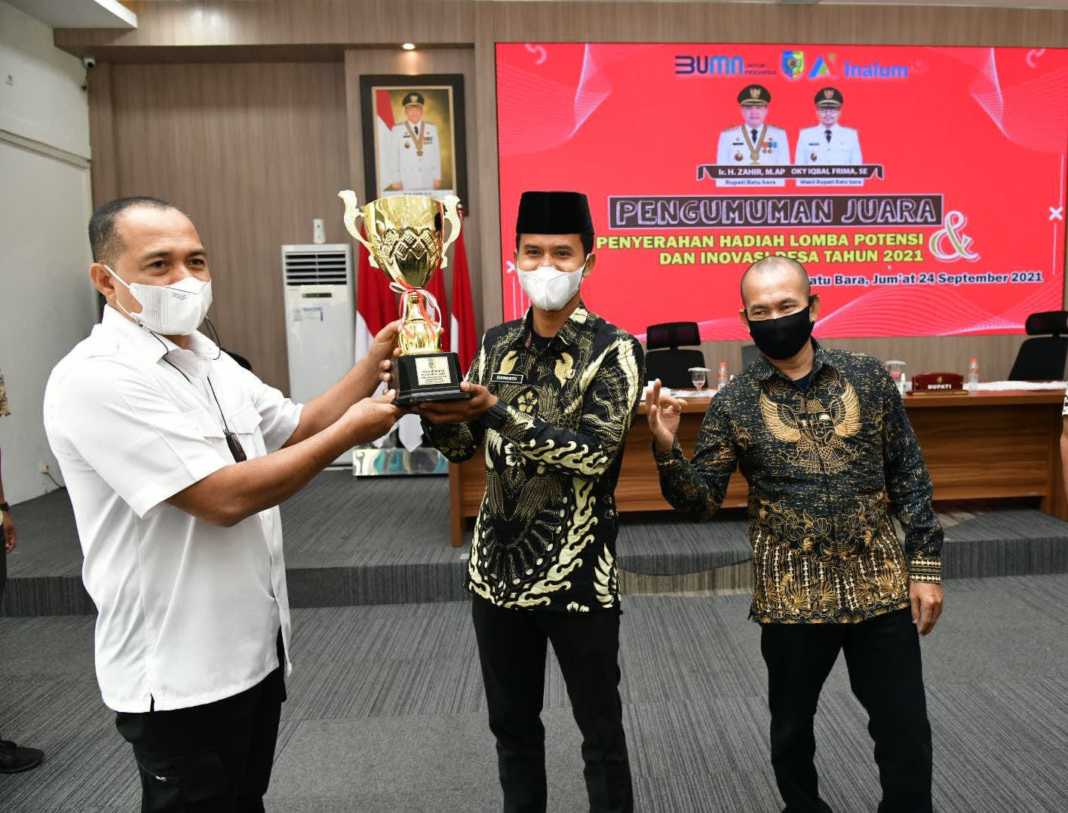 Bupati Batu Bara Serahkan Piala Bergilir Lomba Potensi dan Inovasi Desa 2021
