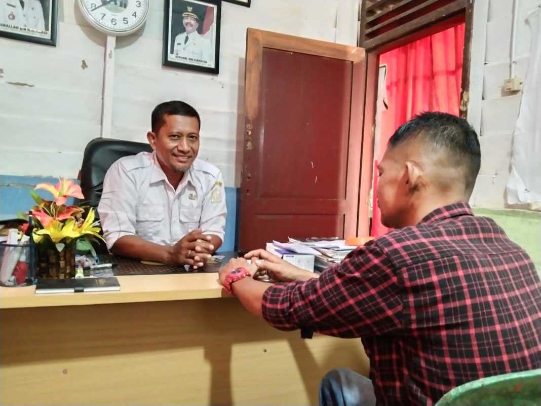 Warga Gampong Alur Buloh
