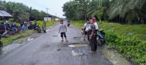 Masuk Lubang Hilang Kendali, Warga Padang Tualang Terlindas Truck Tangki