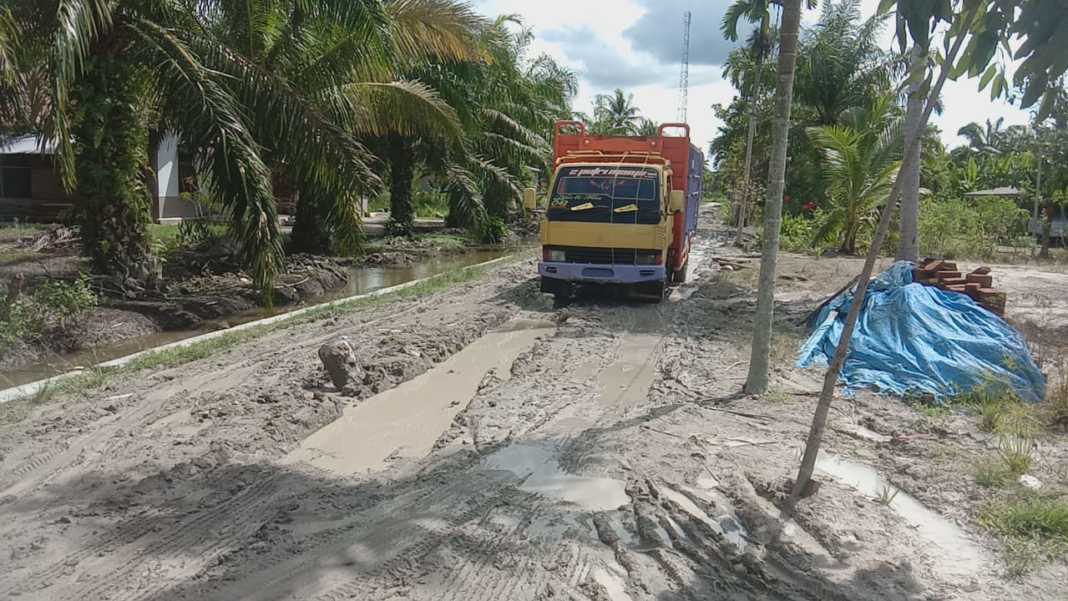 Patut di Contoh, Dapat BLT DD, Masyarakat Sumbang Bangun Jalan Rusak di Desa Kapal Merah