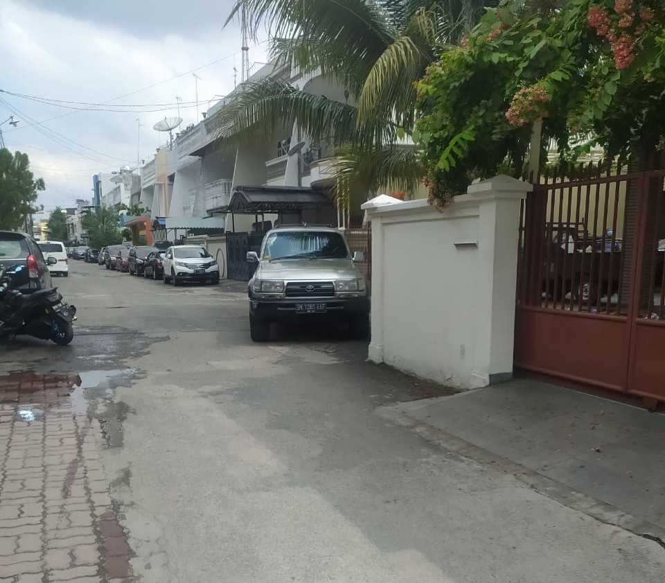Bangunan Dibahu Jalan Terkesan Penyebab Kemacetan Jalan Timor Baru 2