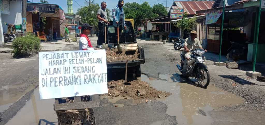 Gotong Royong Perbaiki Jalan