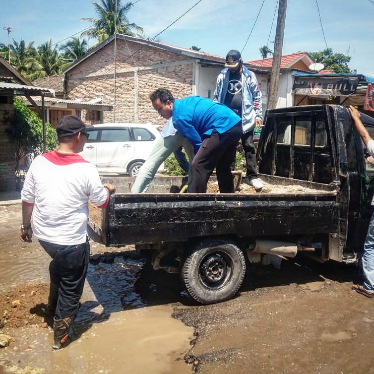 Gotong Royong Perbaiki Jalan