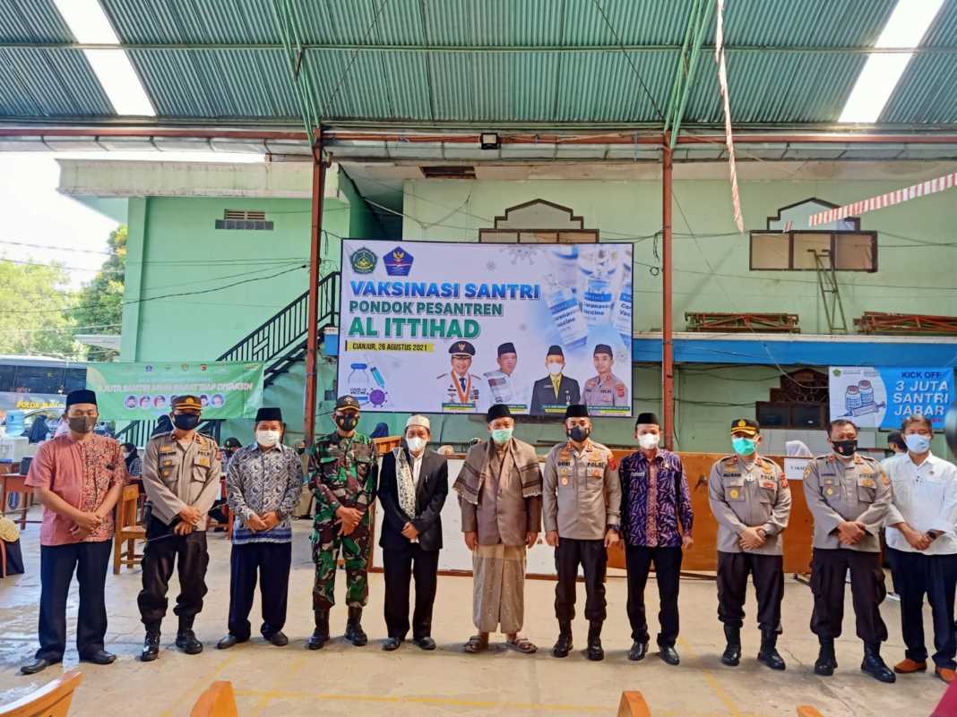 Ribuan Santri Pondok Pesantren Al-Ittihad Cianjur Divaksin