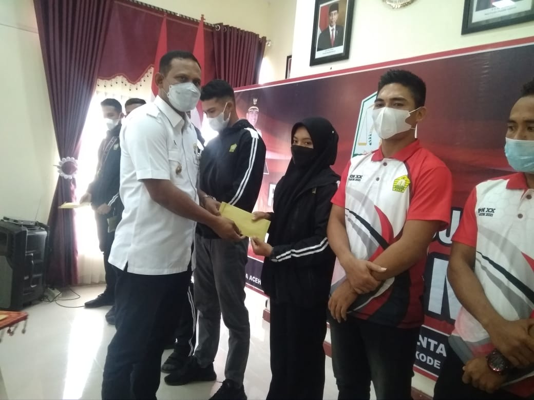 Rocky Beri Penghargaan Kepada Atlet Berperstasi