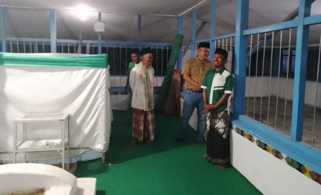 H Jhon Indrawan Bersama Ansor Koto VII Berikan Perhatian ke Surau Syech M Yasin