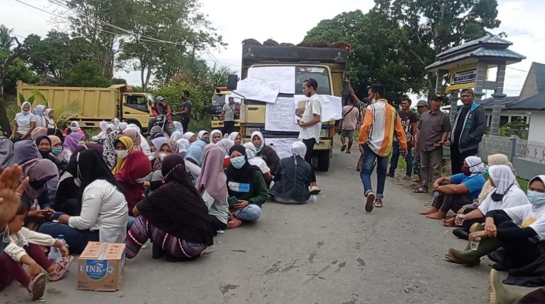 Gelar Aksi Blokir Jalan, Warga Minta Pemkab Langkat Buka Portal