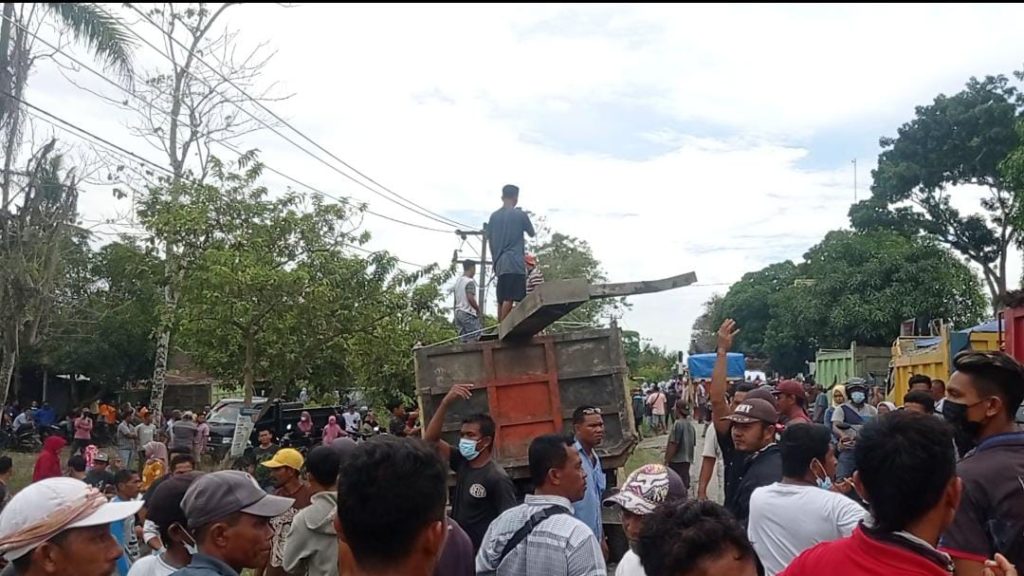 Gelar Aksi Blokir Jalan
