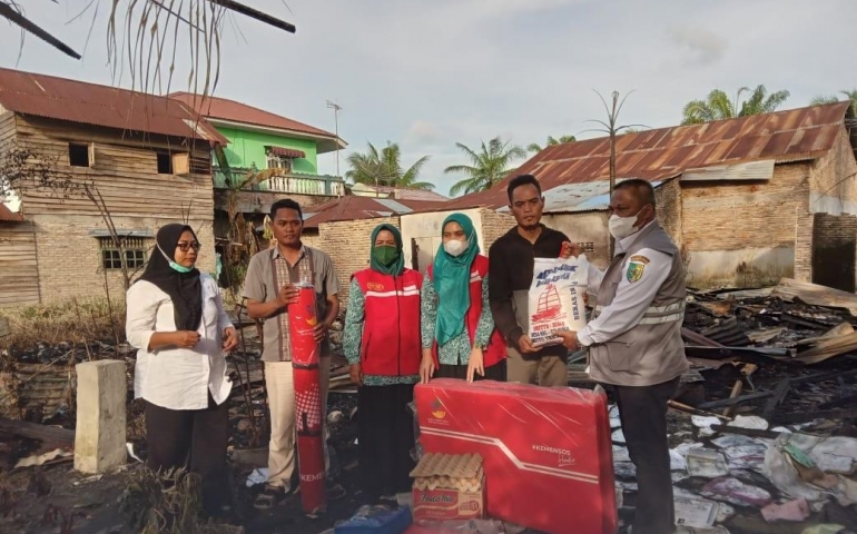 Dinsos Salurkan Bantuan Kepada Korban Kebakaran