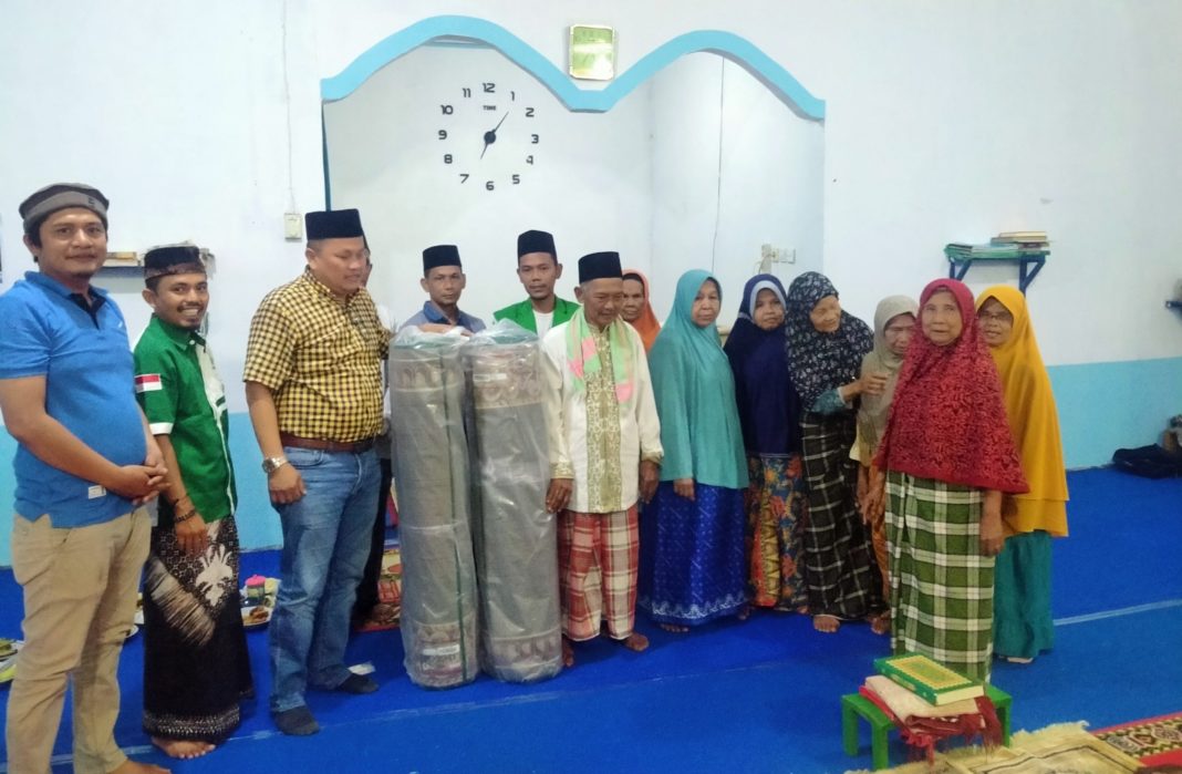 H Jhon Indrawan Bersama Ansor Koto VII Berikan Perhatian ke Surau Syech M Yasin