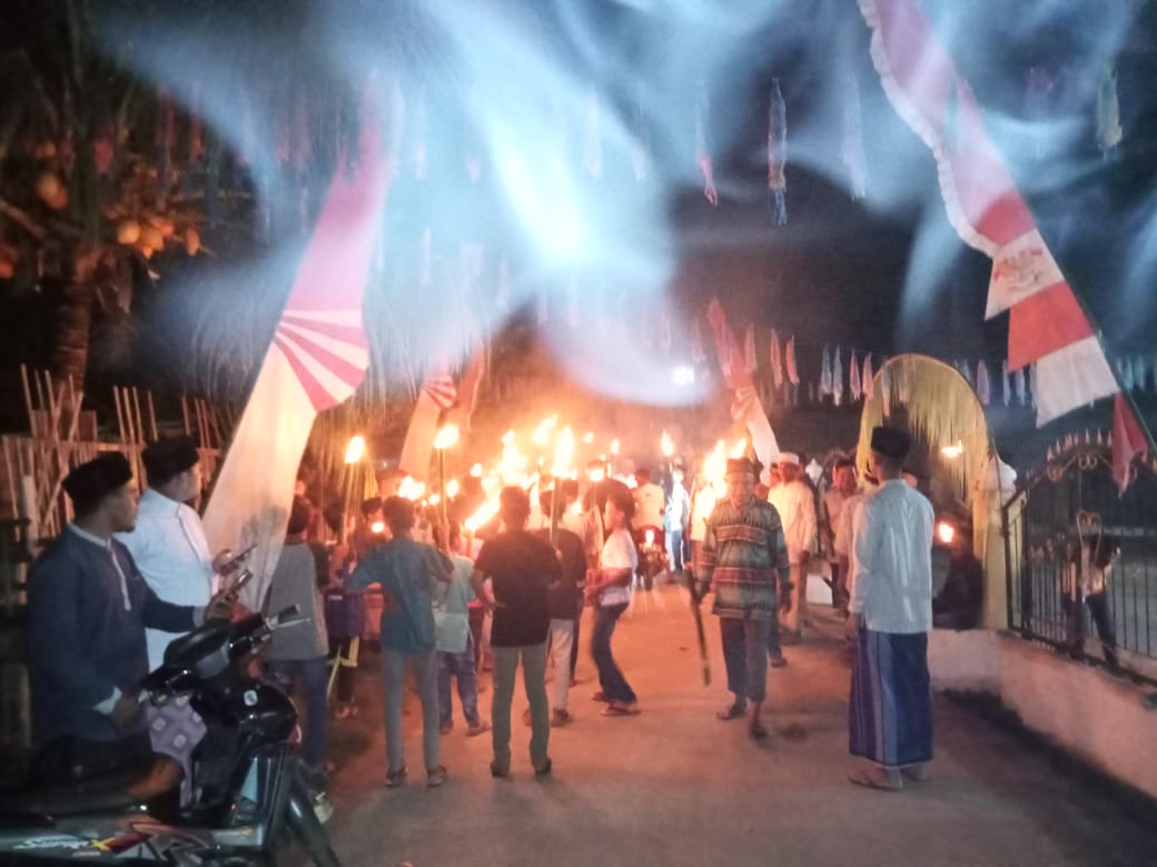 Warga Gelar Pawai Obor
