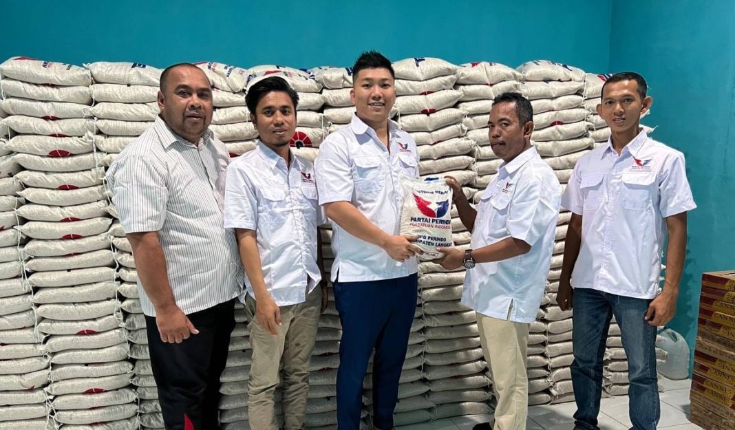 Bagikan Beras Jelang Nataru Perindo Langkat