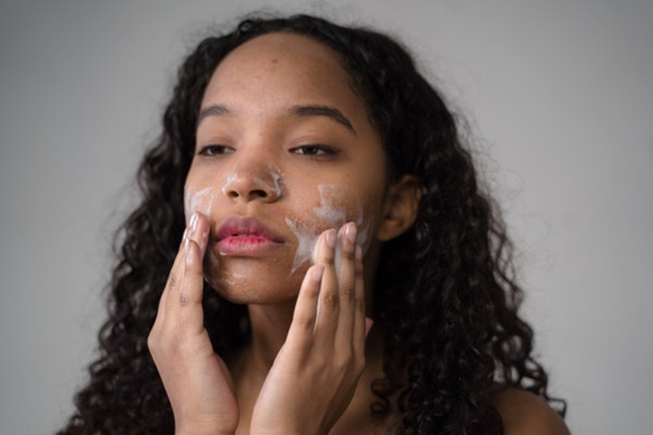 Cara Menyeimbangkan Sebum untuk Kulit Wajah yang Sehat