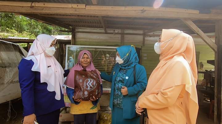 Hari Ibu dan HUT Dharma Wanita, TP-PKK Bersama GOW dan DWP Kabupaten Sijunjung Gelar Bakti Sosial