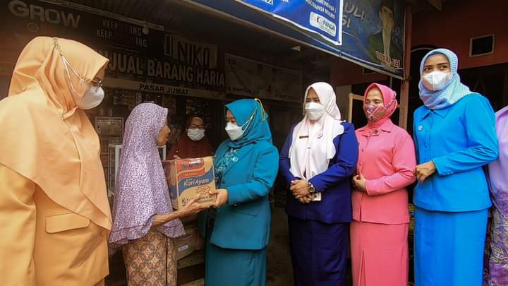 Hari Ibu dan HUT Dharma Wanita, TP-PKK Bersama GOW dan DWP Kabupaten Sijunjung Gelar Bakti Sosial