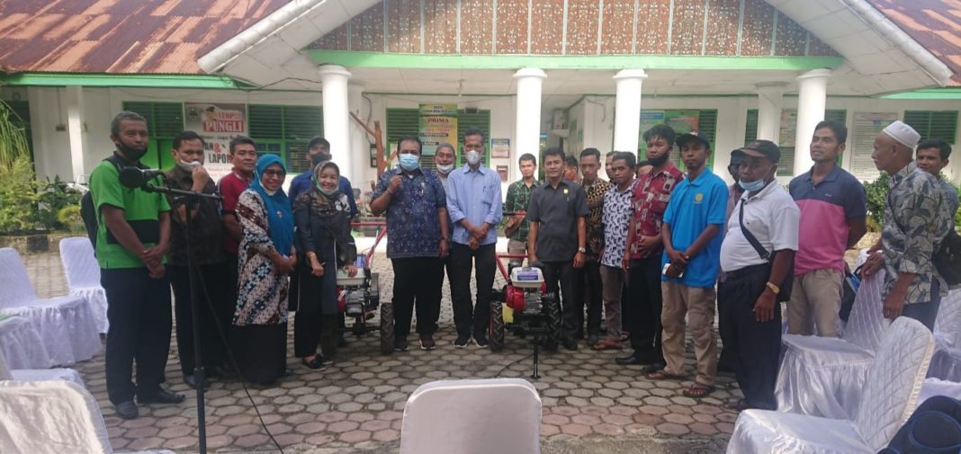 H Arkadius Dt Intan Bano bersama Redi Susilo Serahkan Bantuan Alsintan Untuk Kelompok Tani di Kabupaten Sijunjung