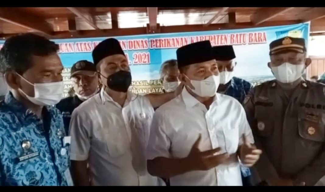 Serahkan Bantuan Alat Nelayan