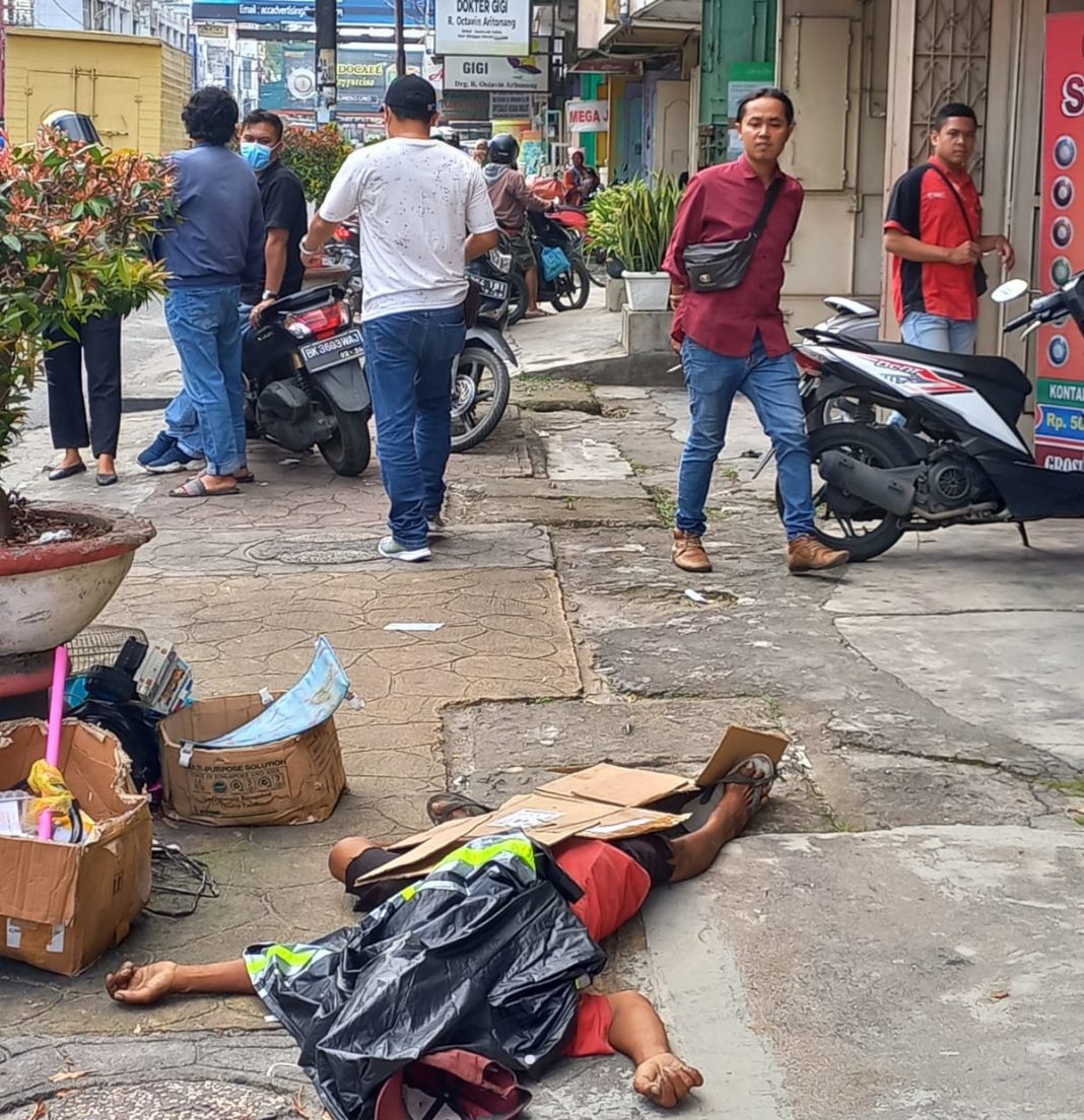 Sosok Pria yang Tewas di Trotoar Jalan Sutomo