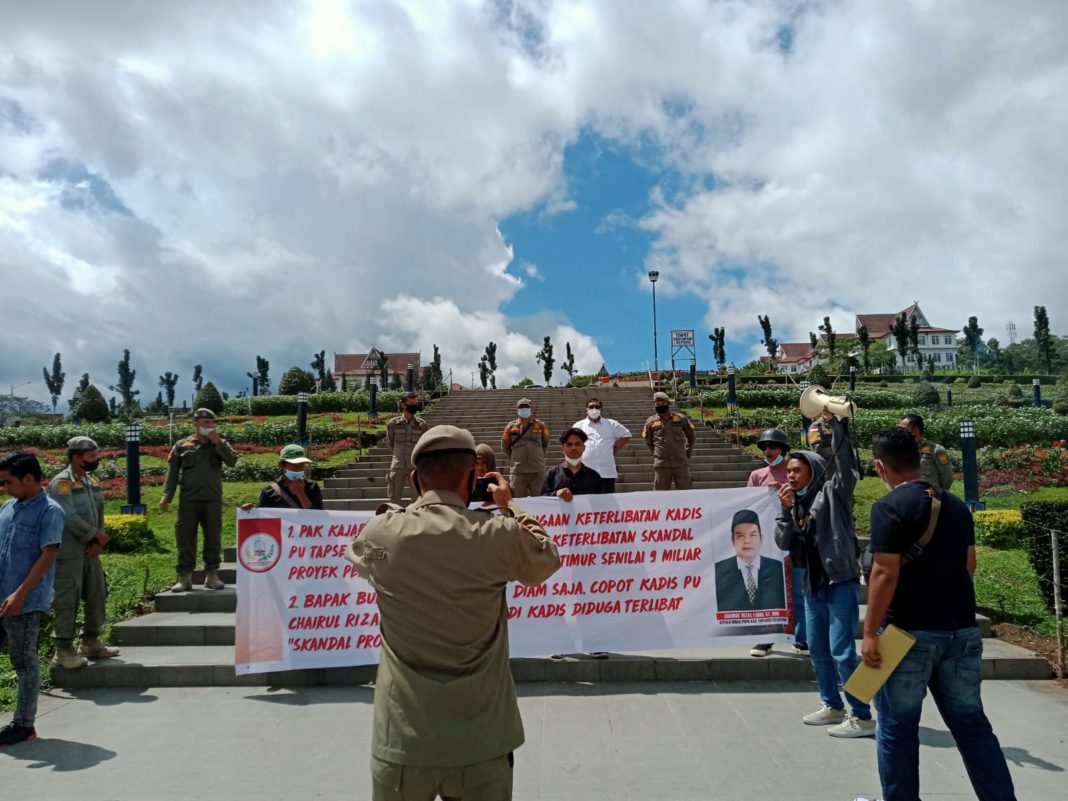 Kadis PU Tapsel Diminta Mahasiswa Diperiksa Kejaksaan