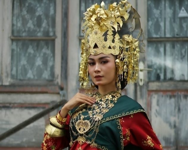 Wella Fitriani Kenakan Pakaian Adat