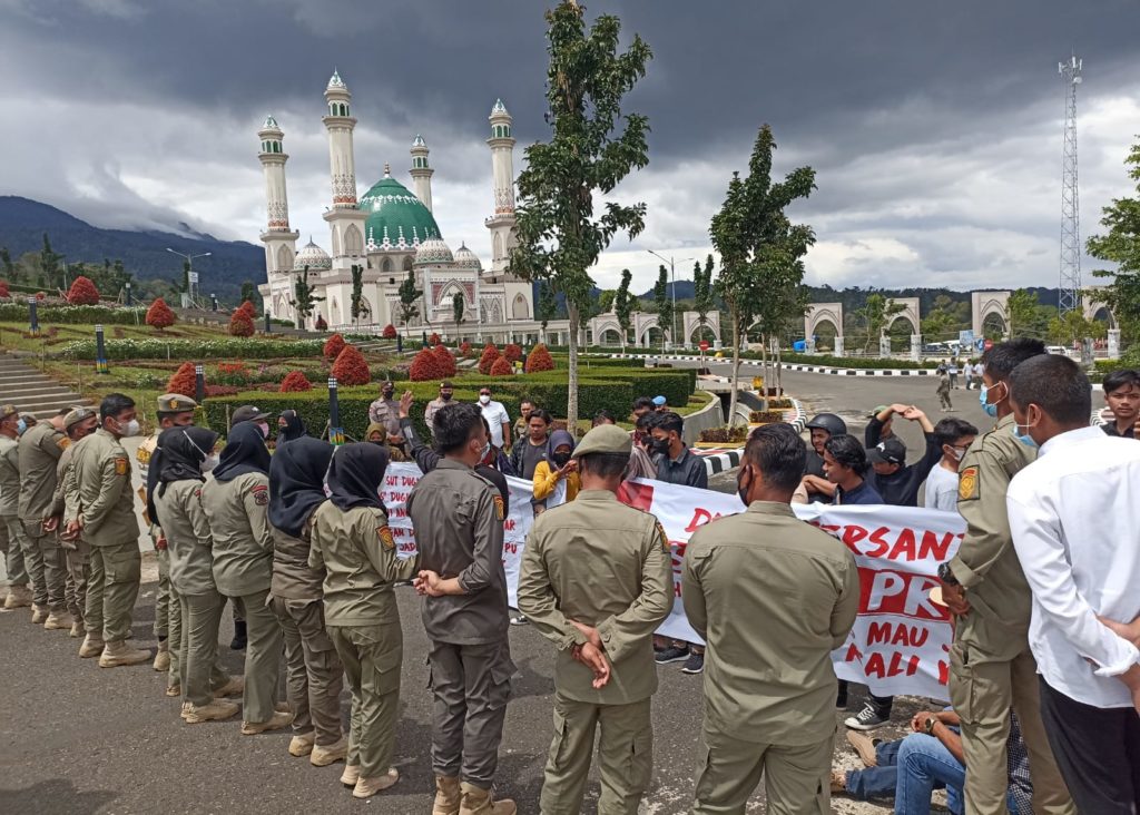 Demo Mahasiswa di DPRD Tapsel