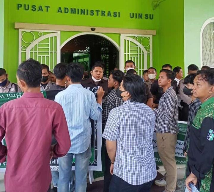 Mahasiswa Gelar Demonstrasi di Depan Biro Akademik UIN-SU