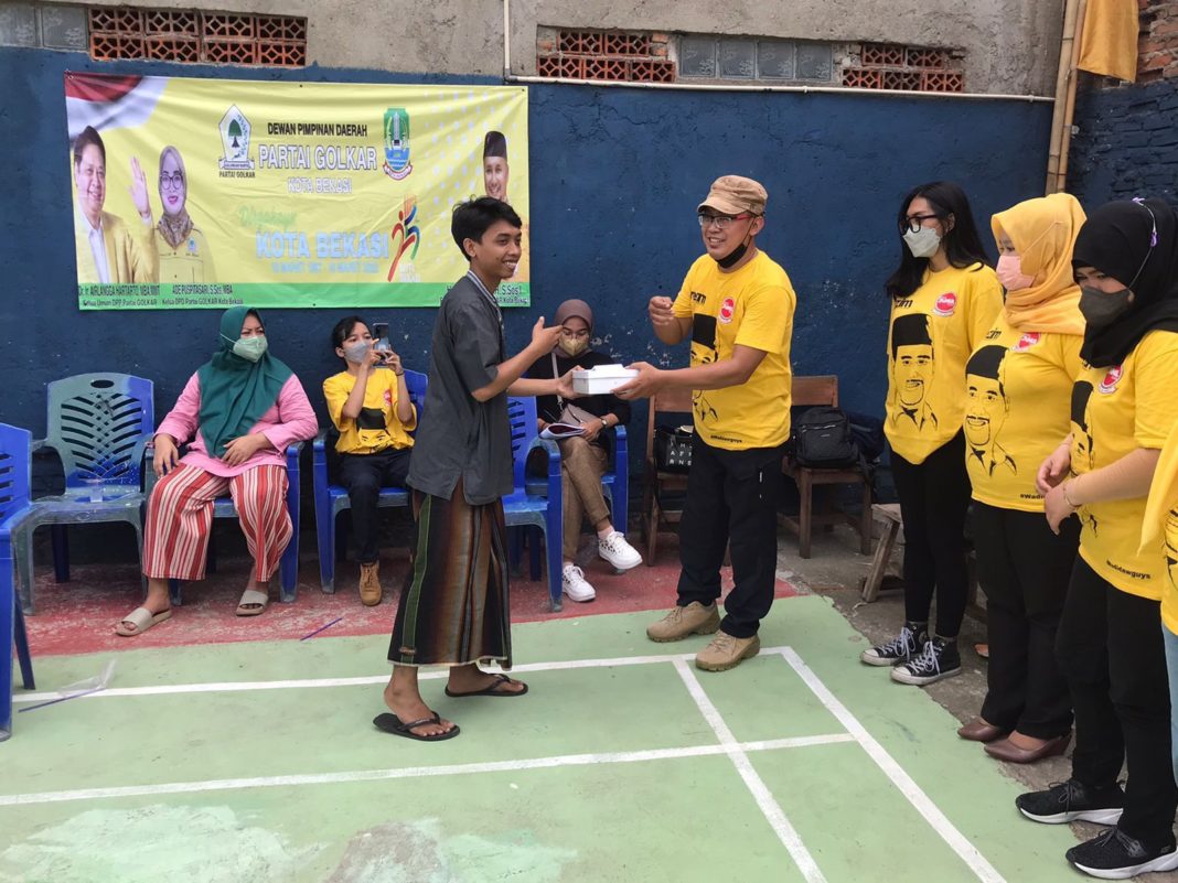 HUT Kota Bekasi, REZMI Bagikan Sembako dan Santunan Anak Yatim