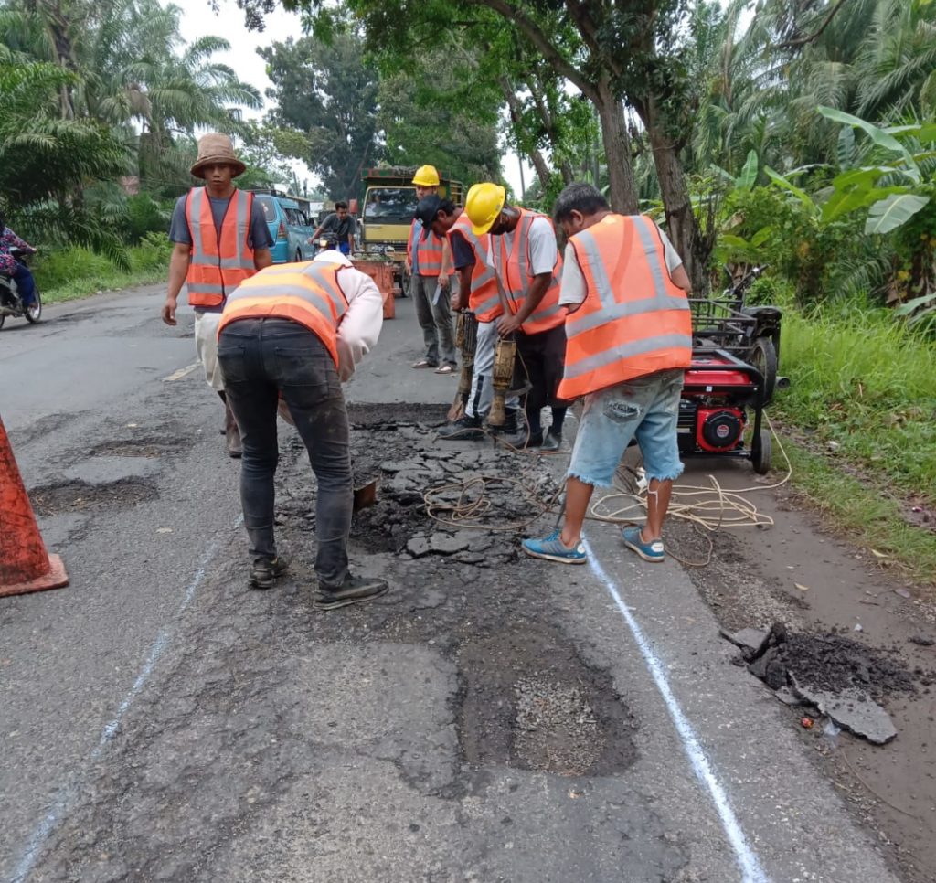 Jalan Nasional di Langkat Berlubang