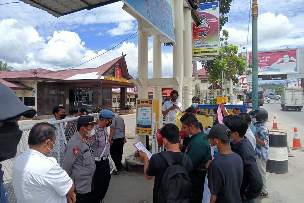 Mahasiswa Datangi Mapolres Tapsel 