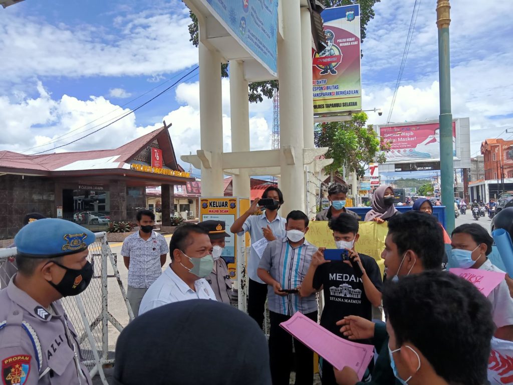 Mahasiswa Datangi Mapolres Tapsel 