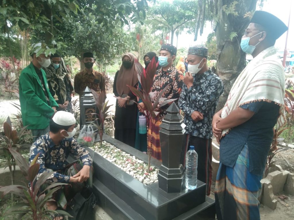 AMPAKSU Ziarah ke Makam Pendiri UIN-SU 