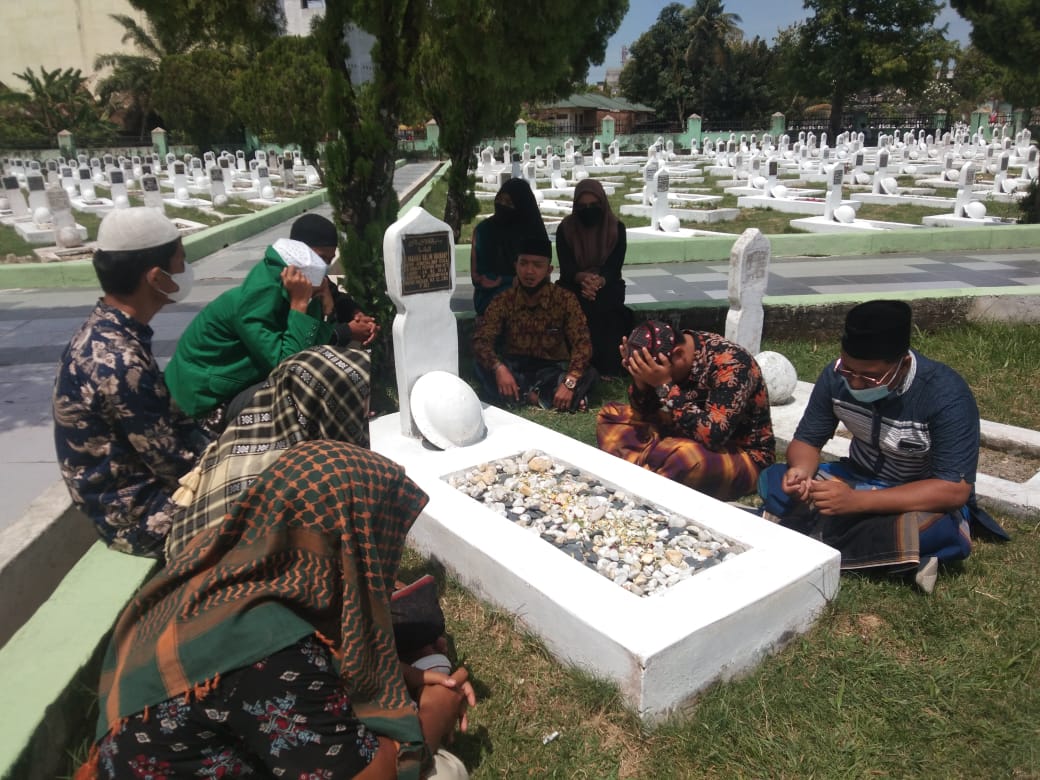 AMPAKSU Mengadu ke Makam Pendiri UIN-SU