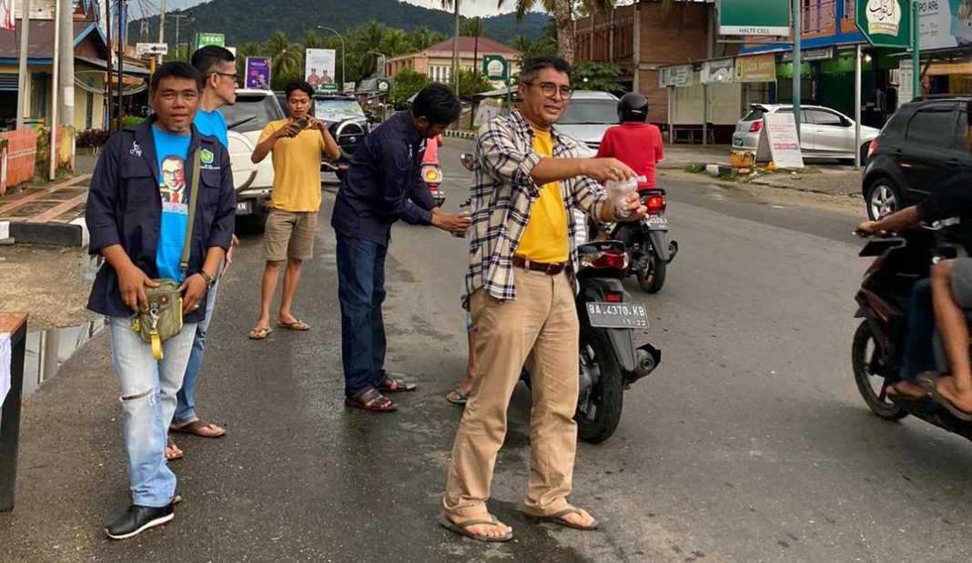 Alumni UBH Sijunjung Bersama Lanis Band Berbagi Takjil