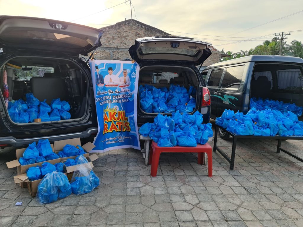 Jelang Berbuka Puasa, Partai Demokrat Batu Bara Bagikan 1000 Paket Takjil Gratis