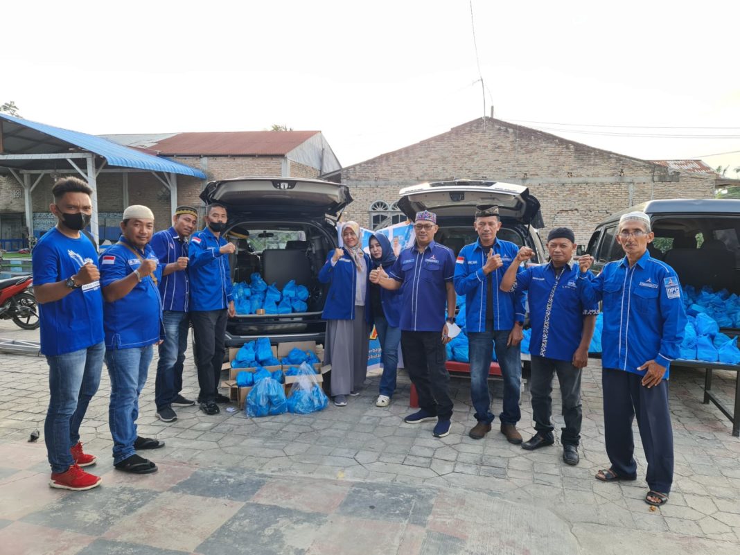 Jelang Berbuka Puasa, Partai Demokrat Batu Bara Bagikan 1000 Paket Takjil Gratis