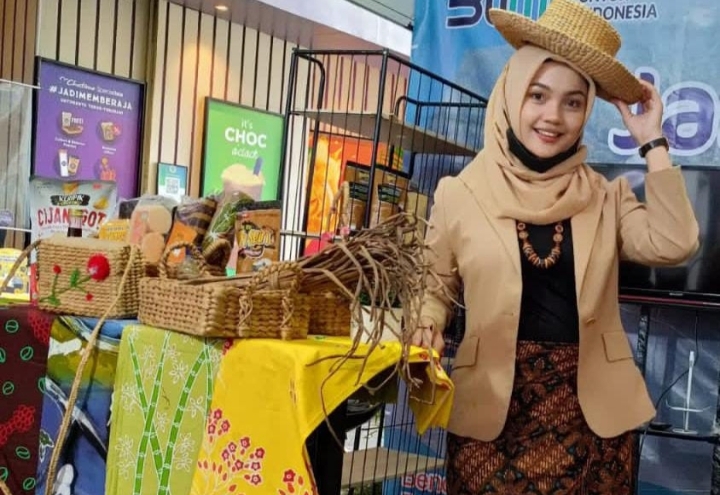 Begini Cara Mojang Cantik Asal Purwakarta Sulap Eceng Gondok Jadi Barang Berharga